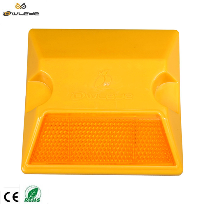 Refletive plastic road stud 