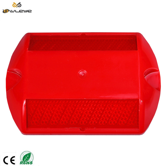 Refletive plastic road stud 