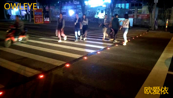 Intelligent zebra crossing safety warning system in front of Guangzhou delicious food city