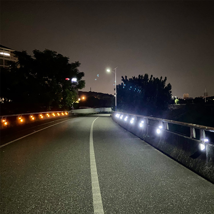 Solar concrete guardrail delineator light 