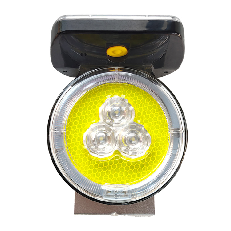 Solar guardrail delineator light